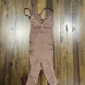 NWOT Skims Sculpting Bodysuit Mid Thigh W. Open Gusset Umber - Size S/M